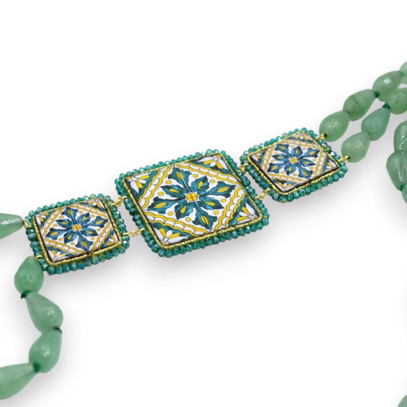 Doppelreihige Jadekette im Tropfenschliff, ca. 78 cm hoch. Set aus drei Lavasteinfliesen mit Kristallen und Majolika. - 