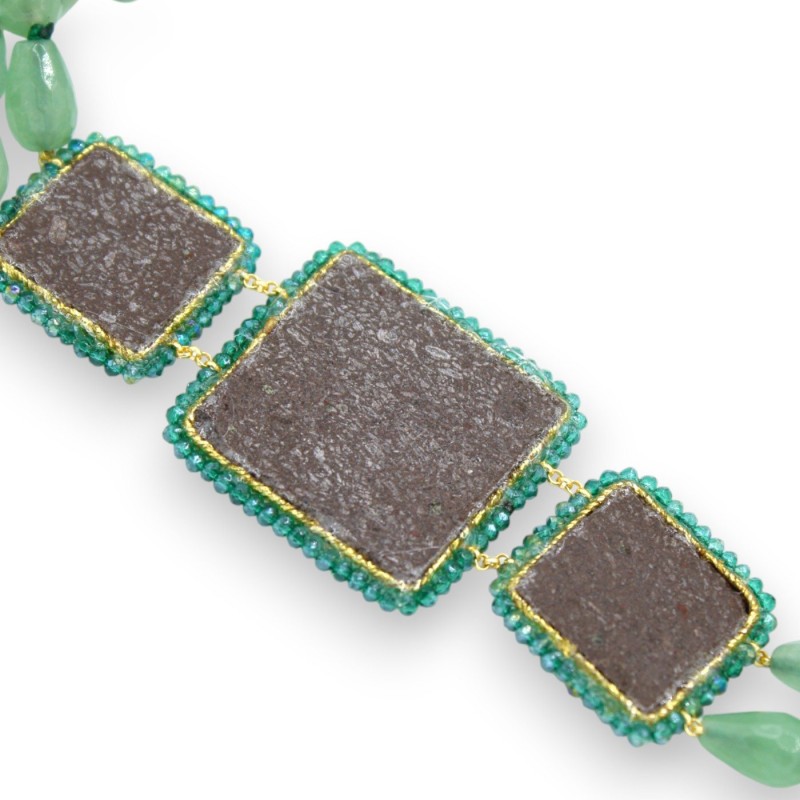 Doppelreihige Jadekette im Tropfenschliff, ca. 78 cm hoch. Set aus drei Lavasteinfliesen mit Kristallen und Majolika. - 