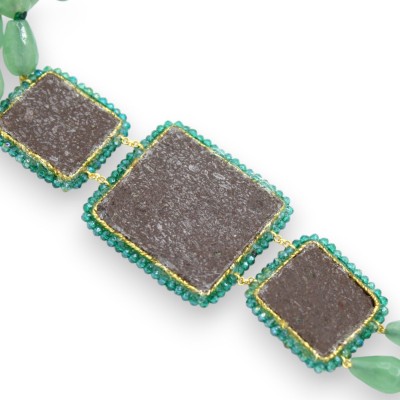 Doppelreihige Jadekette im Tropfenschliff, ca. 78 cm hoch. Set aus drei Lavasteinfliesen mit Kristallen und Majolika. - 
