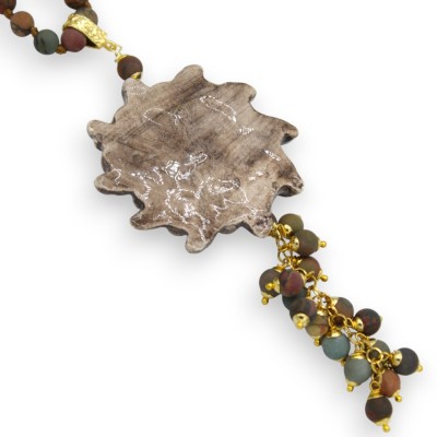 Collier avec sphères de jaspe et pendentif soleil en céramique de Caltagirone, L 84 + 13 cm environ. Émail or 24 carats 