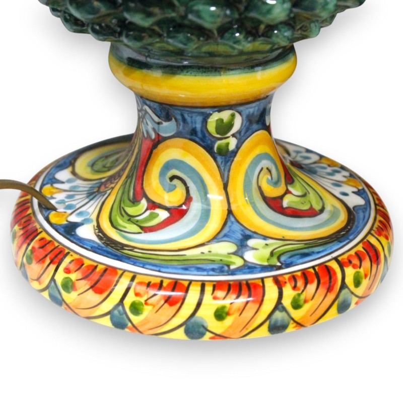Kiefernzapfenlampe aus Caltagirone-Keramik, Höhe ca. 75 cm. Grünspan, mehrfarbiger Stiel und mehrfarbige Verzierung. - 