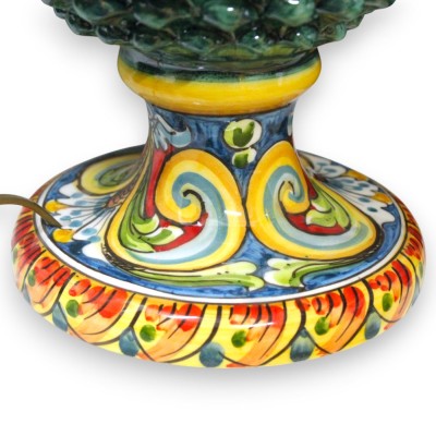 Caltagirone keramische dennenappellamp, ca. 75 cm hoog. Verdigris, veelkleurige steel en veelkleurige decoratie. - 