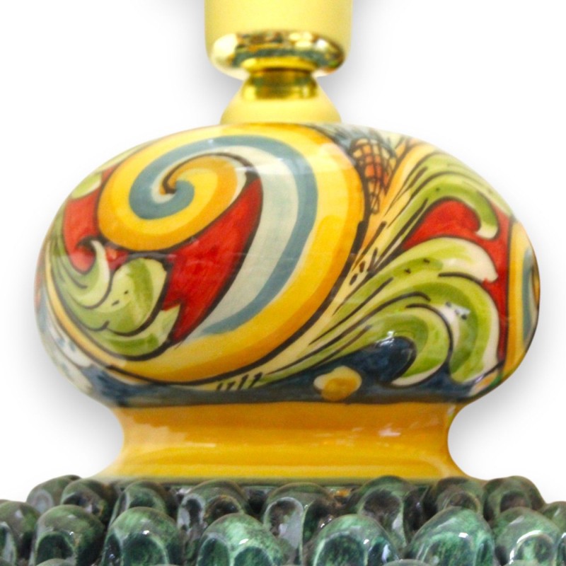 Lampa z szyszkami sosnowymi z ceramiki Caltagirone, wys. ok. 75 cm. Kolor patyny, wielobarwna łodyga i wielobarwne zdobi