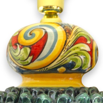 Caltagirone keramische dennenappellamp, ca. 75 cm hoog. Verdigris, veelkleurige steel en veelkleurige decoratie. - 