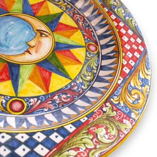 Caltagirone-Teller mit ornamentalem Rand, ca. Ø 55 cm, mit Mond, sizilianischem Karren und Barockdekor. -  2