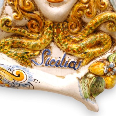 Riesige Trinacria aus Caltagirone-Keramik, ca. 62 cm hoch, Modell mit MD2-Frucht. - 