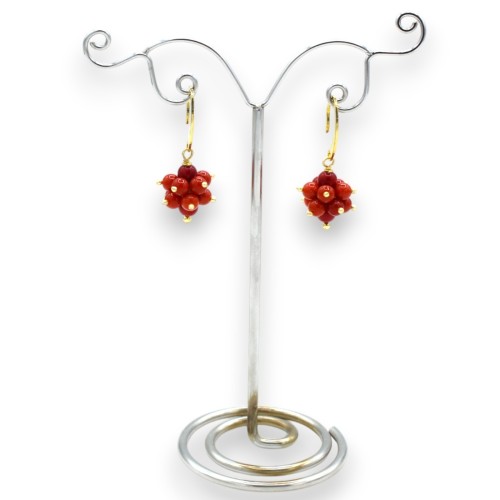 Pendientes de plata 925 bañados en oro, de 4 cm de alto aprox., con un grupo de coral en engaste de racimo. -  2