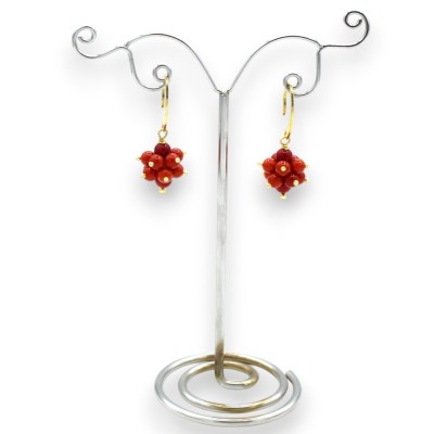 Brincos de prata 925 banhados a ouro, com aproximadamente 4 cm de altura, com um conjunto de corais em um engaste de con