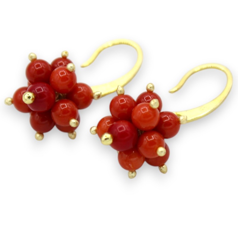 Gold-plated 925 silver earrings, approx. 4 cm high, with a coral cluster in a cluster setting. - 