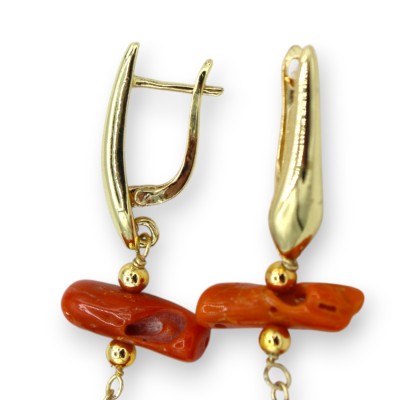 Gold-plated 925 silver earrings, approx. 8 cm high. Coral with a herringbone setting. - 