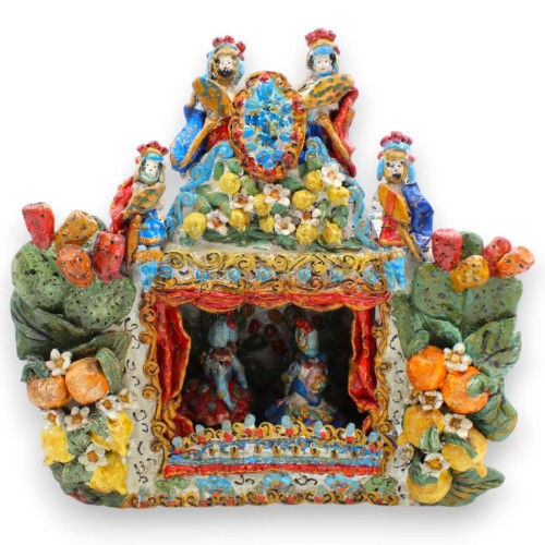 Teatro de marionetas siciliano, h 30 x 30 cm aprox. Cerámica siciliana, enriquecida con aplicaciones por todas partes. -