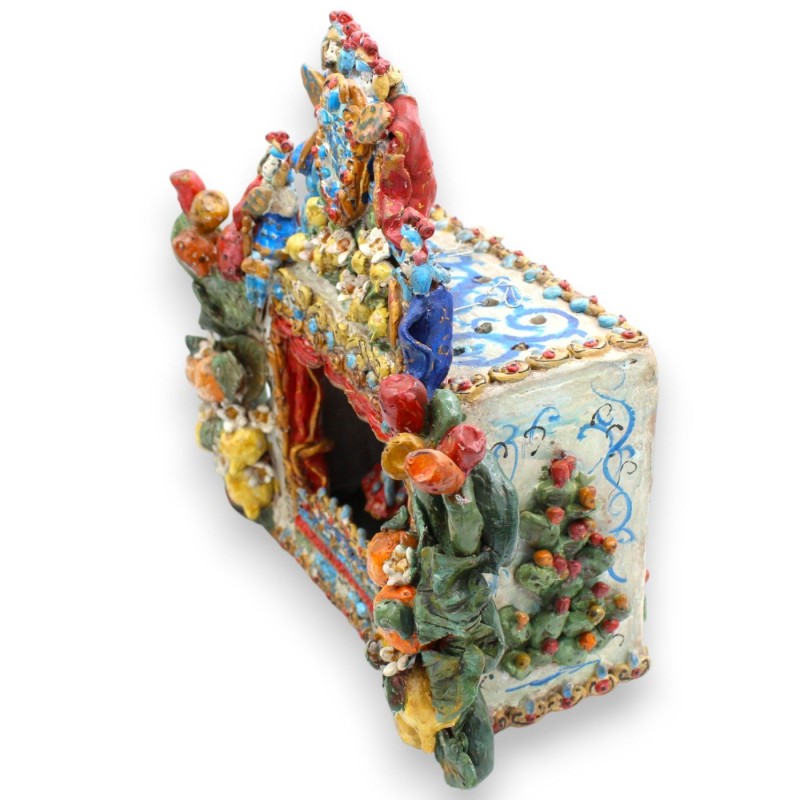 Théâtre de marionnettes sicilien, h 30 x 30 cm environ. Céramique sicilienne, enrichie d'applications tout autour. - 