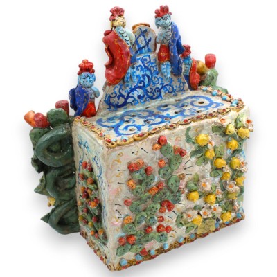 Théâtre de marionnettes sicilien, h 30 x 30 cm environ. Céramique sicilienne, enrichie d'applications tout autour. - 