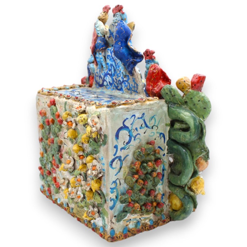 Théâtre de marionnettes sicilien, h 30 x 30 cm environ. Céramique sicilienne, enrichie d'applications tout autour. - 