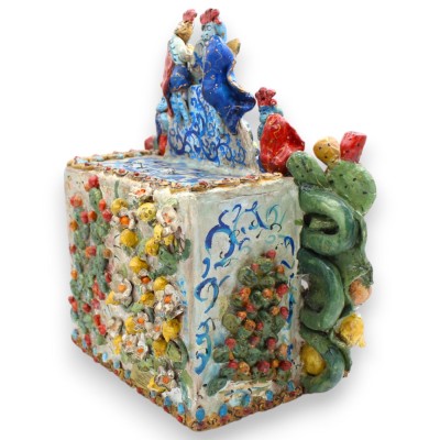 Théâtre de marionnettes sicilien, h 30 x 30 cm environ. Céramique sicilienne, enrichie d'applications tout autour. - 