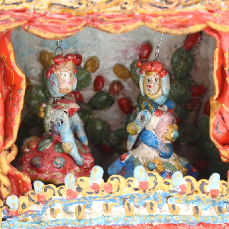 Théâtre de marionnettes sicilien, h 30 x 30 cm environ. Céramique sicilienne, enrichie d'applications tout autour. - 