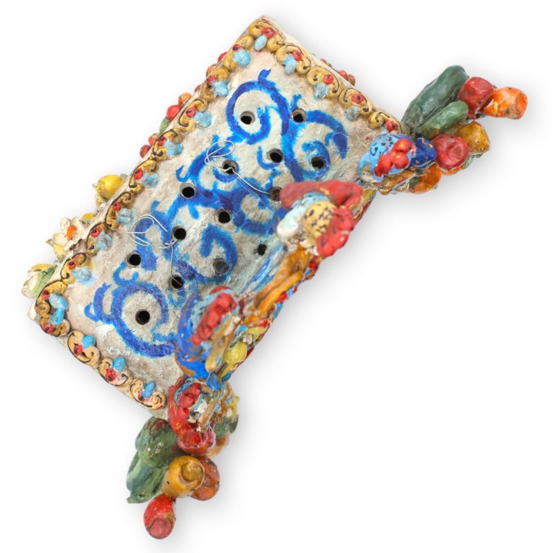 Théâtre de marionnettes sicilien, h 30 x 30 cm environ. Céramique sicilienne, enrichie d'applications tout autour. - 
