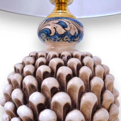 Caltagirone keramiklampa i tallkotte, ca 50 x 30 cm. Antikvit, fot med barockdekor i antikblått. - 