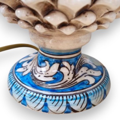 Tannenzapfenlampe aus Caltagirone-Keramik, ca. 50 x 30 cm. Antikweiß, Stiel im Barockstil mit antikblauer Verzierung. - 