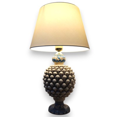 Lampe pomme de pin en céramique de Caltagirone, environ 50 x 30 cm. Blanc antique, fût de style baroque avec décor bleu 