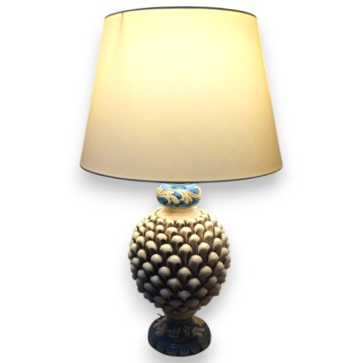 Lampe pomme de pin en céramique de Caltagirone, environ 50 x 30 cm. Blanc antique, fût de style baroque avec décor bleu 