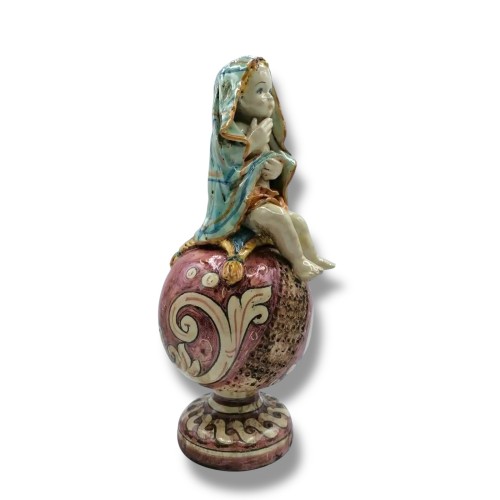 Putto auf Kugel aus feiner Caltagirone-Keramik – antike matte Emaille – Bordeaux-Farbe -  2