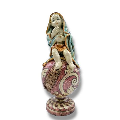 Putto auf Kugel aus feiner Caltagirone-Keramik – antike matte Emaille – Bordeaux-Farbe - 