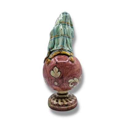 Putto auf Kugel aus feiner Caltagirone-Keramik – antike matte Emaille – Bordeaux-Farbe - 
