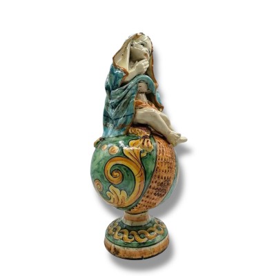 Putto sobre esfera en preciosa cerámica Caltagirone - esmalte antiguo opaco - color cardenillo - 