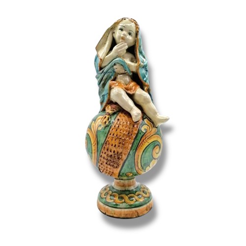 Putto auf Kugel aus feiner Caltagirone-Keramik – antike matte Emaille – Farbe Verderame - 