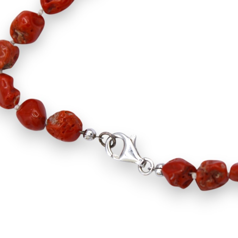 Collier Scaramazze en perles plates et corail, longueur environ 55 cm. Fermoir en argent 925. - 