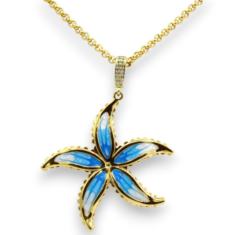 Naszyjnik ze stali nierdzewnej pozłacanej z zawieszką w kształcie kwiatka z emalii w kolorze turkusowym, długość ok. 52 