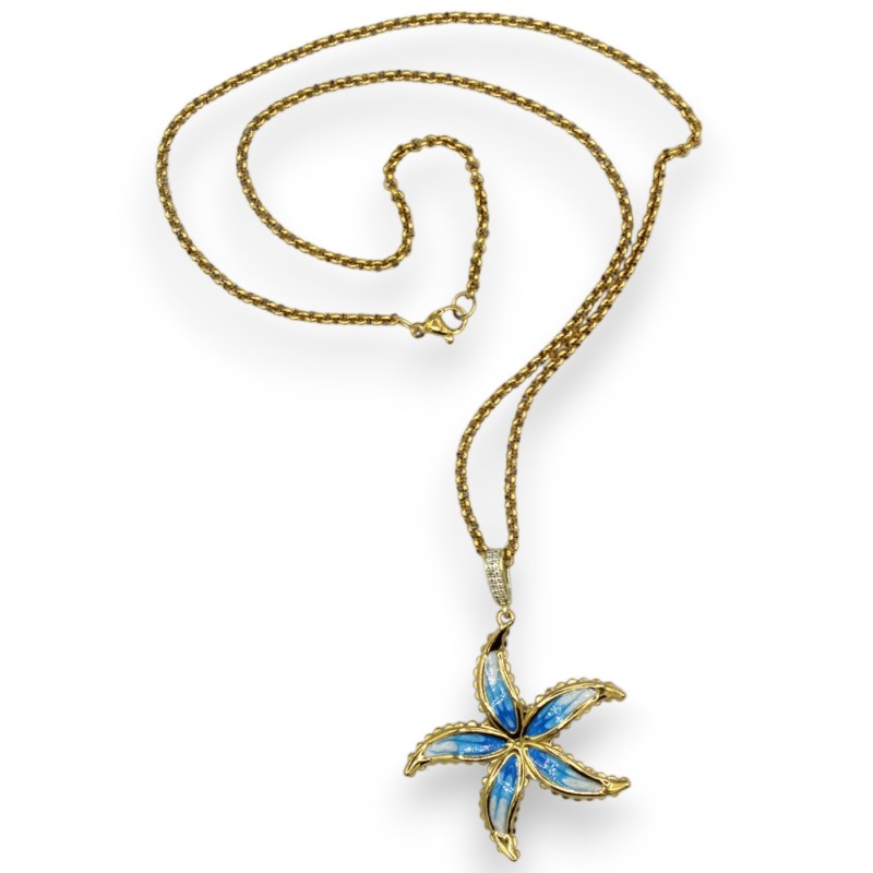 Naszyjnik ze stali nierdzewnej pozłacanej z zawieszką w kształcie kwiatka z emalii w kolorze turkusowym, długość ok. 52 