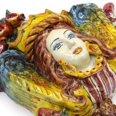 Trinacria in ceramica Caltagirone, h 32 x 30 cm ca. fondo Bordeaux, con corona e applicazioni di melograni