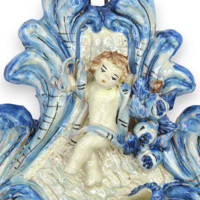 Pila de agua bendita de cerámica barroca de Caltagirone (aprox. 22 x 18 cm de alto) con querubín sobre fondo azul y blanco antig