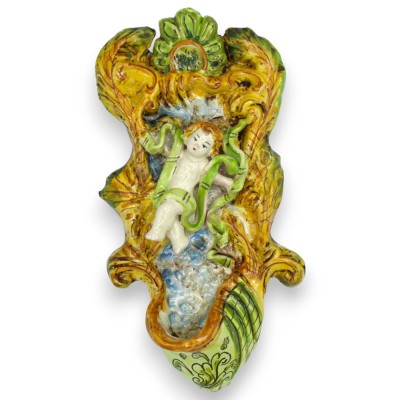 Barokke Caltagirone keramische wijwaterbak - ca. 27 x 14 cm hoog met cherubijn op een antiek groene en gele achtergrond