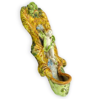 Bénitier baroque en céramique de Caltagirone - environ 27 x 14 cm de large avec chérubin, sur fond vert et jaune vieilli