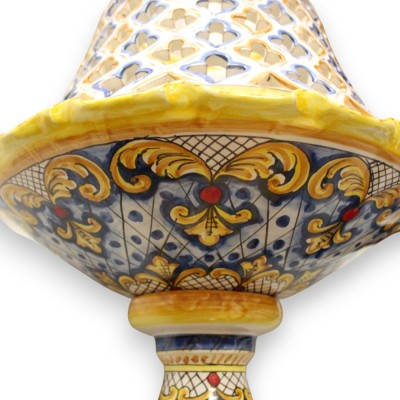 Lampe Empire perforée et festonnée, hauteur environ 65 cm. Céramique sicilienne, décor baroque et géométrique.