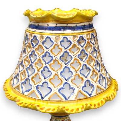 Lampa w stylu empire z perforacją i muszlami, wys. ok. 65 cm. Ceramika sycylijska, barokowa i geometryczna dekoracja.
