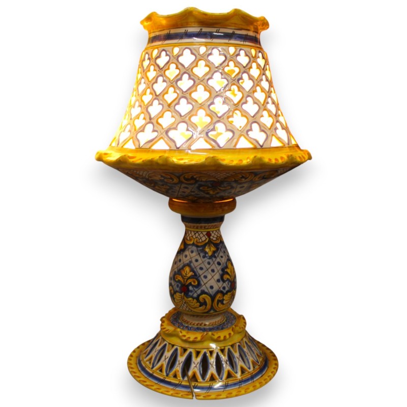 Lampe Empire perforée et festonnée,...