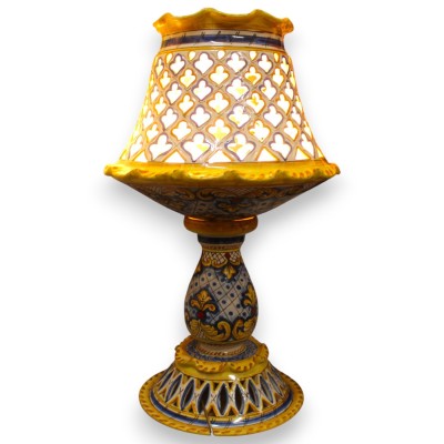 Lampe Empire perforée et festonnée, hauteur environ 65 cm. Céramique sicilienne, décor baroque et géométrique.
