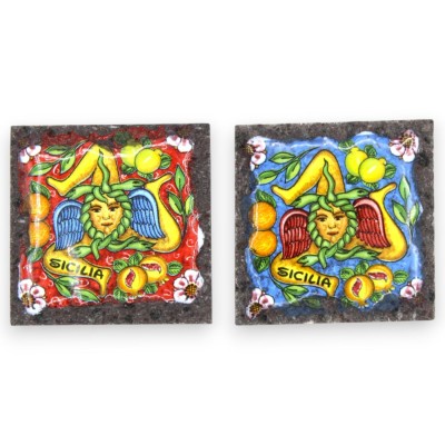 Aimant en pierre de lave et céramique sicilienne, h 5 x 5 (1 unité) avec décoration Trinacria, couleur aléatoire