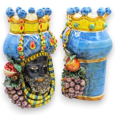 Sycylijskie głowy Maurów (para), wysokość ok. 32 cm. Korona, turban i owoce, ceramika z Caltagirone, niebieskie tło.