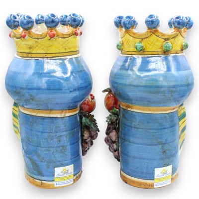 Têtes de Maures siciliens (paire), environ 32 cm de haut. Couronne, turban et fruit, céramique de Caltagirone, fond bleu.