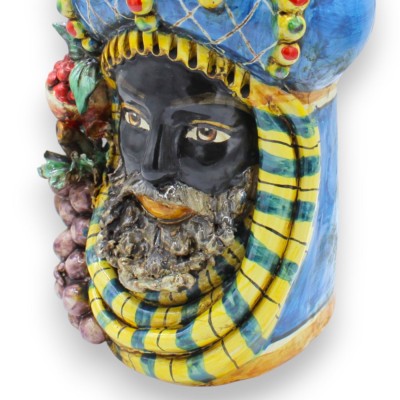 Sycylijskie głowy Maurów (para), wysokość ok. 32 cm. Korona, turban i owoce, ceramika z Caltagirone, niebieskie tło.