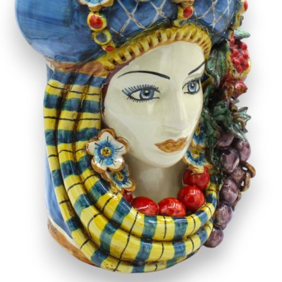 Sicilianska moriska huvuden (par), ca 32 cm höga. Krona, turban och frukt, Caltagirone-keramik, blå bakgrund.