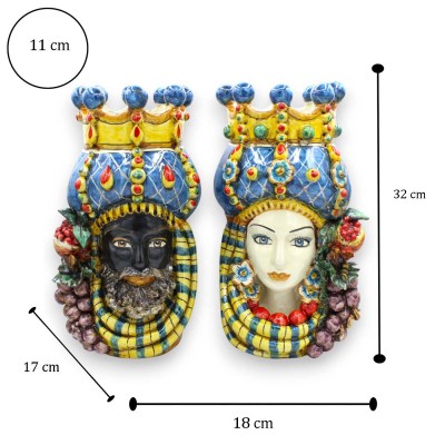 Sycylijskie głowy Maurów (para), wysokość ok. 32 cm. Korona, turban i owoce, ceramika z Caltagirone, niebieskie tło.