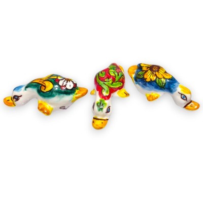 Kaczka z głową w dół, „La Curtigghiara”, ceramika Caltagirone – dł. 8 x wys. ok. 3,5 cm. Losowe zdobienia i kolory (1 sztuka)