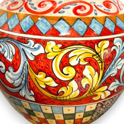 Gebogen of bolvormige lamp, keramiek Caltagirone, ca. 65 x 40 cm. Siciliaanse kar en barokdecoratie.