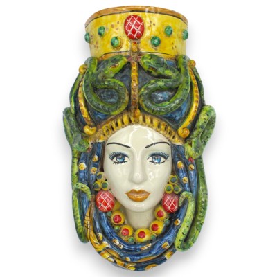 Cabeça de Medusa para decoração de parede, cerâmica Caltagirone. Figura mitológica, aprox. 30 cm de altura. Fundo azul. MD1